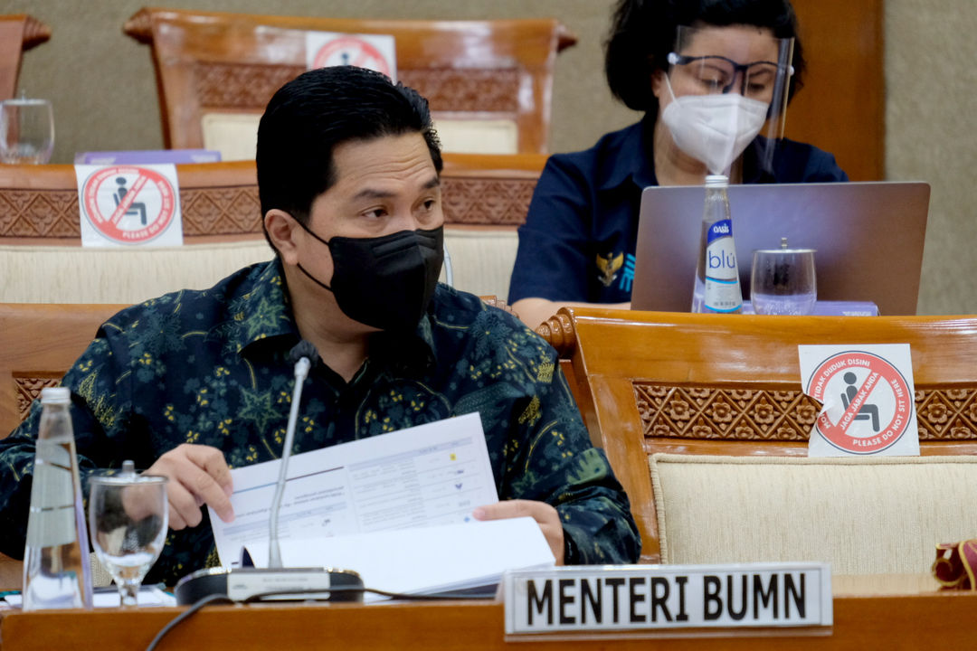 Menteri BUMN Erick Thohir (kiri) mengikuti rapat kerja dengan Komisi VI DPR di Kompleks Parlemen, Senayan, Jakarta, Senin, 30 Agustus 2021. Foto: Ismail Pohan/TrenAsia