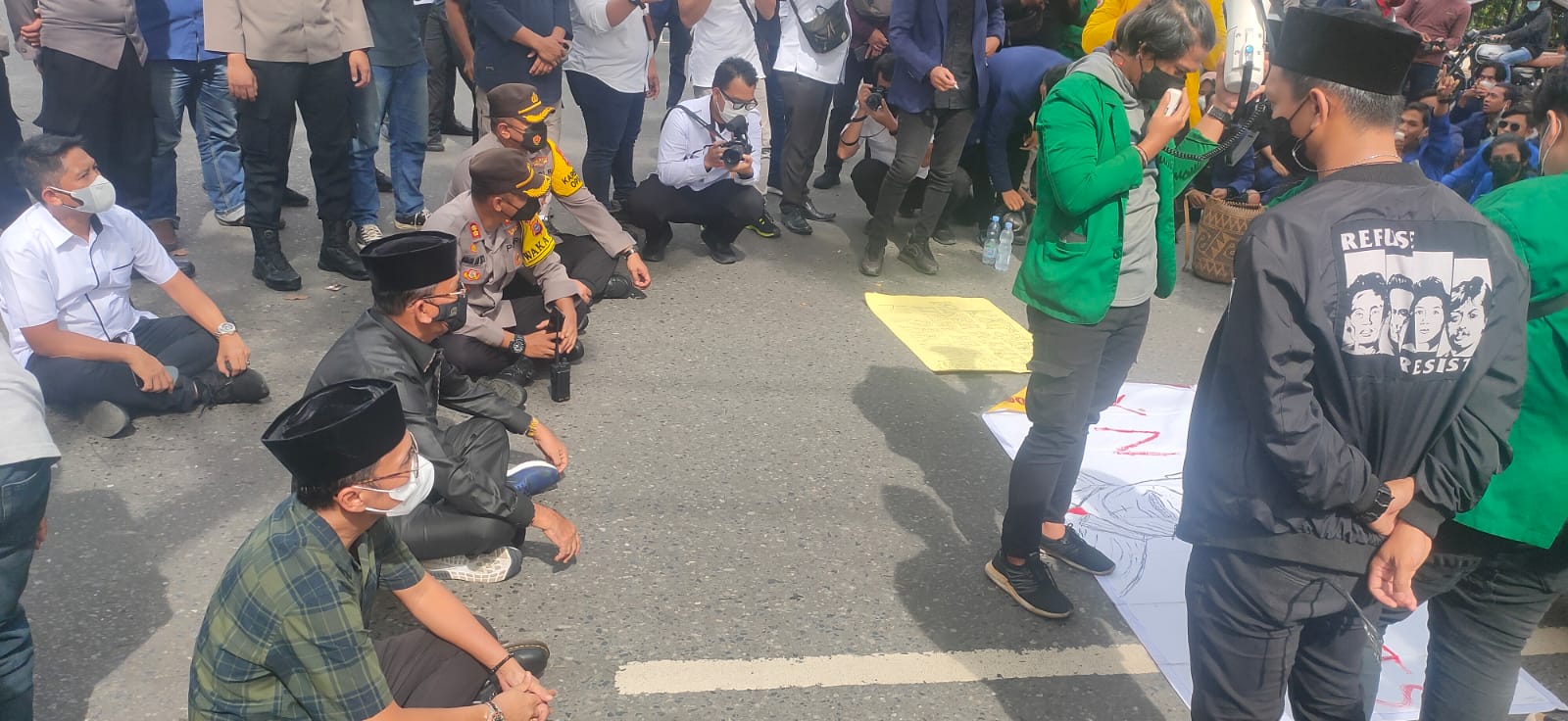 Ketua DPRD Kalsel Supian HK berdialog dengan FRI Kalsel, Senin (30/8/2021).