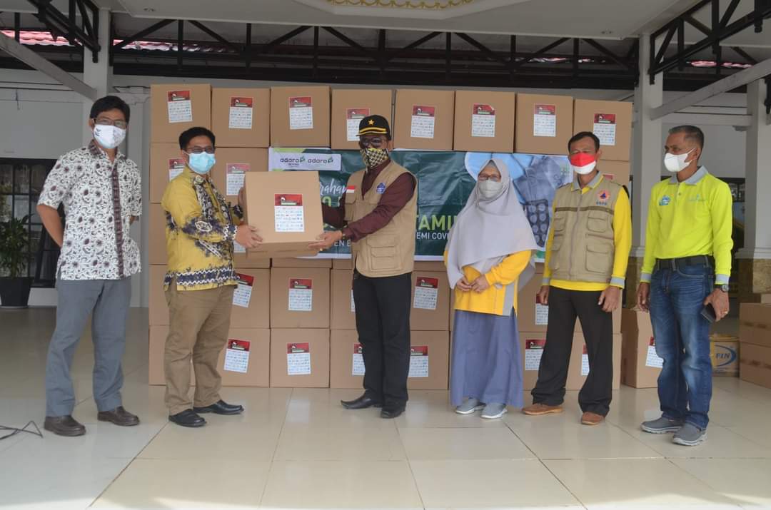 Penyerahan bantuan dari Adaro untuk Pemkab Batola