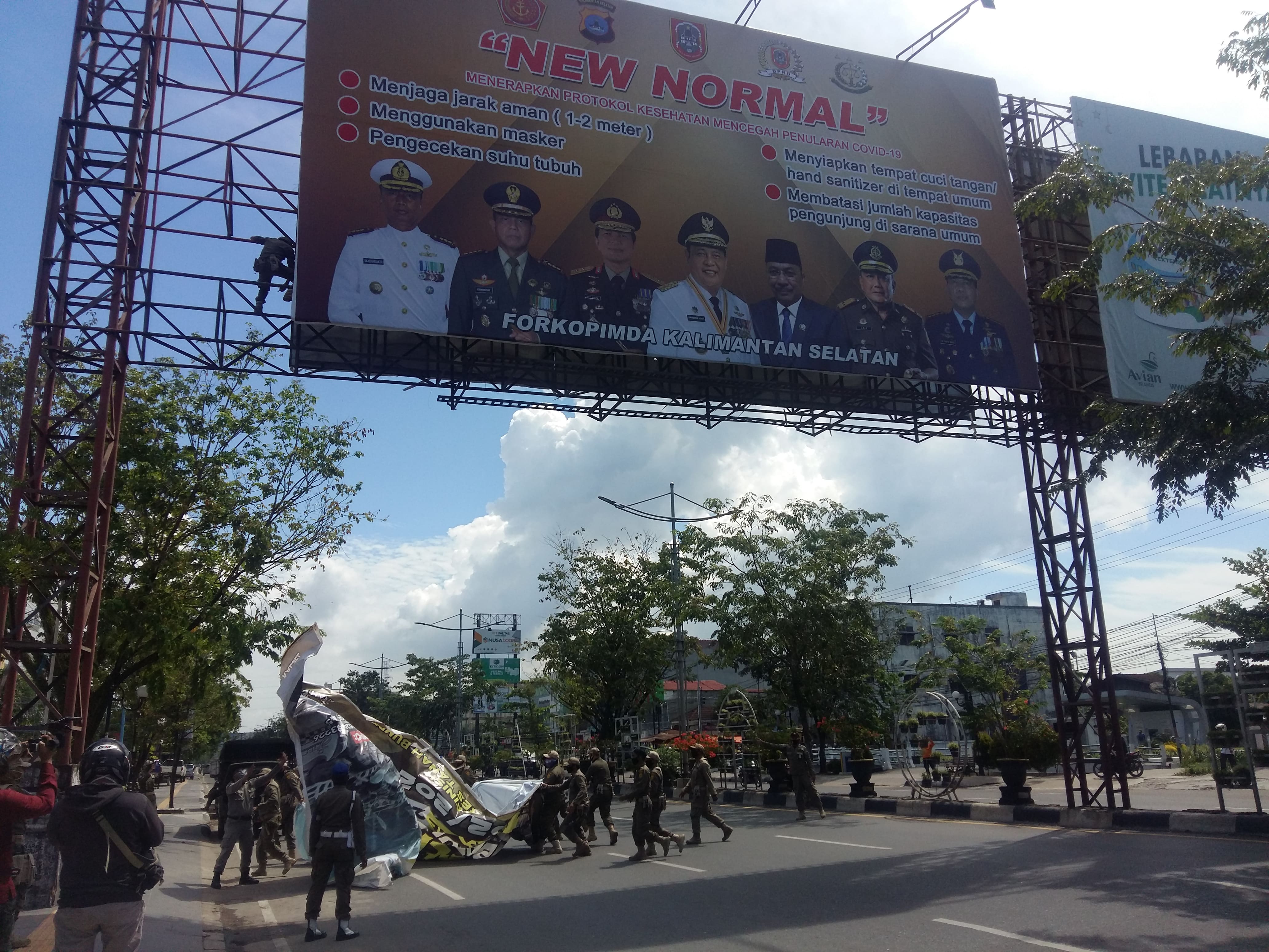 Salah satu baliho di Jalan Ahmad Yani Kota Banjarmasin beberapa waktu lalu. 
