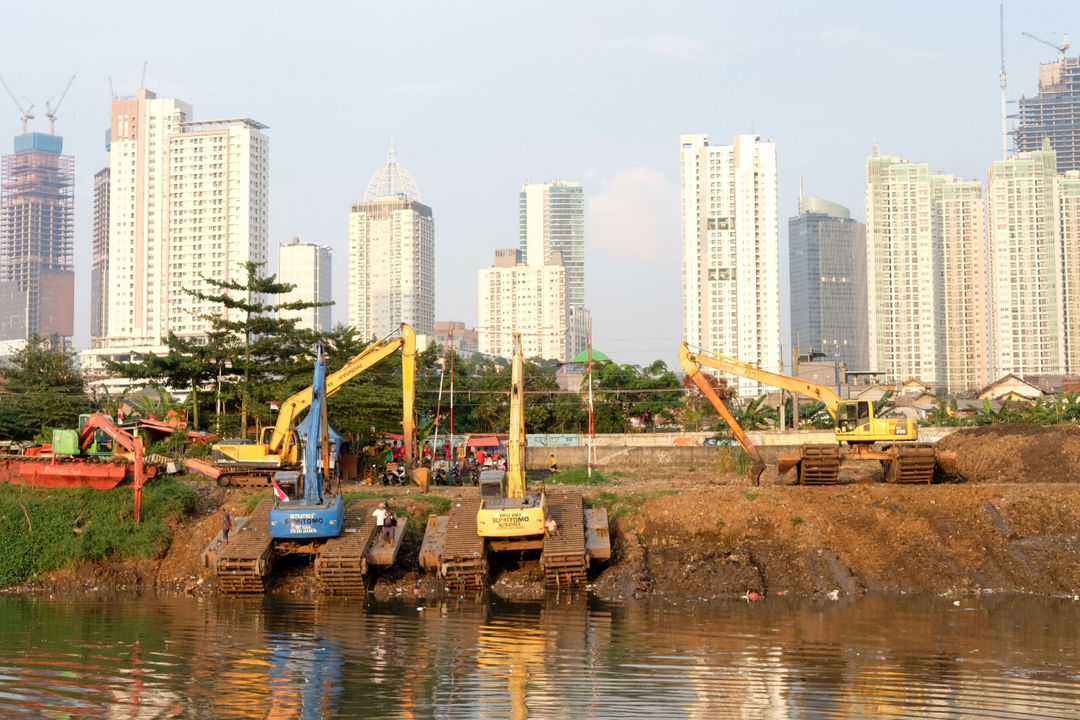 Warga beraktivitas dengan latar gedung bertingkat di kawasan Kebon Melati, Tanah Abang, Jakarta, Selasa, 31 Agustus 2021. Foto: Ismail Pohan/TrenAsia