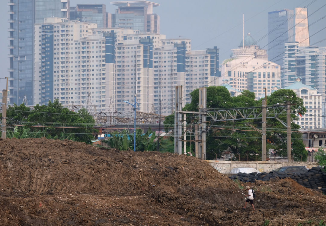 Warga beraktivitas dengan latar gedung bertingkat di kawasan Kebon Melati, Tanah Abang, Jakarta, Selasa, 31 Agustus 2021. Foto: Ismail Pohan/TrenAsia