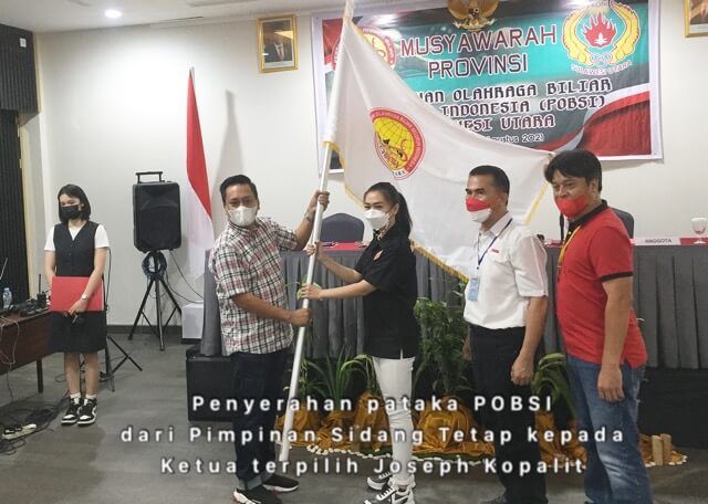 Joseph Kopalit saat menerima pataka POBSI Sulut. (Foto:Istimewa)