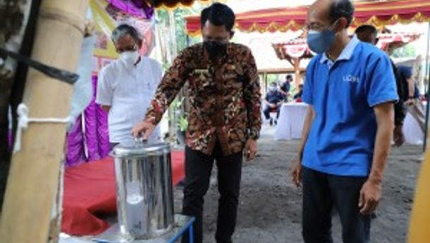 Sukseskan Program Gemar Makan Ikan, UGM Serahkan Bantuan Mesin Pencacah  Ikan