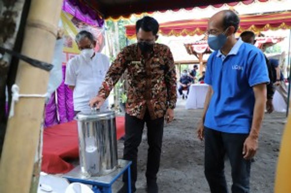 Dukung Program Makan Ikan, UGM Serahkan Mesin Pencacah Ikan