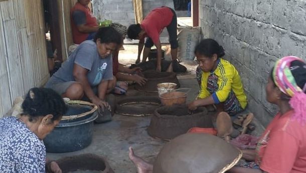 Periuk Tanah, Hasil Kreasi Para Wanita Hebat dari Kelitei, Inerie