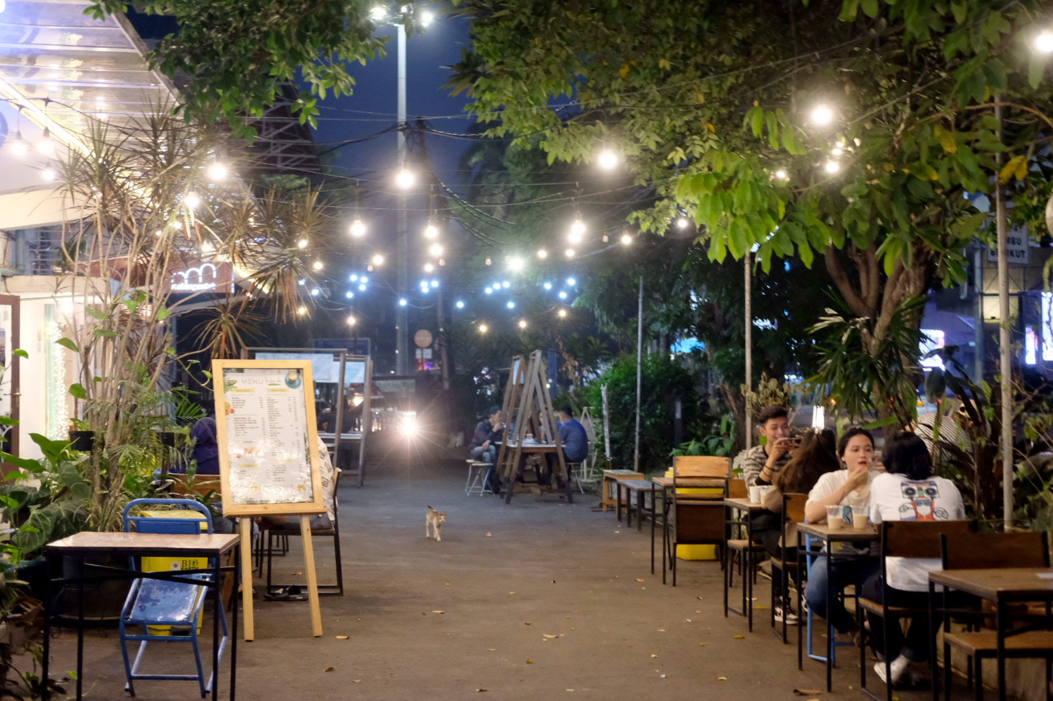 Pengunjung menikmati waktu dine in di salah satu cafe area mBloc Space, Jakarta, Rabu, 1 September 2021. Foto: Ismail Pohan/TrenAsia