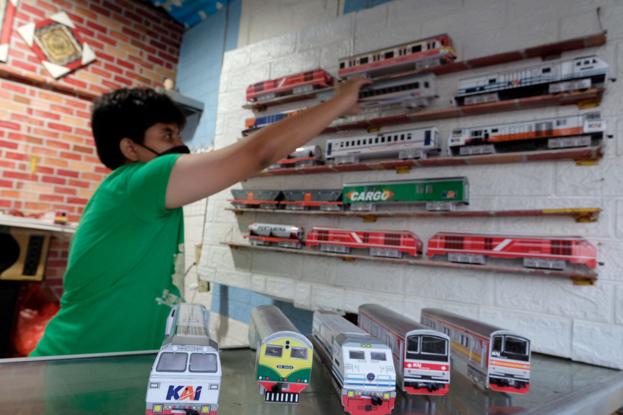 Pembeli memilih miniatur gerbong kereta api di kios pedagang di kawasan Manggarai, Rabu, 1 September 2021. Foto: Ismail Pohan/TrenAsia