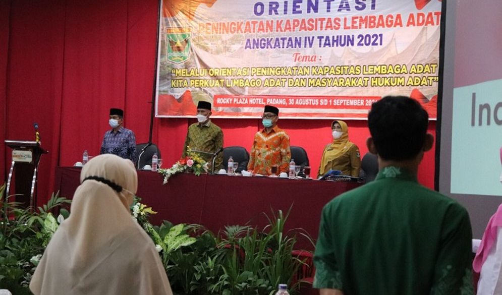 GUBERNUR LEMBAGA ADAT.jpg