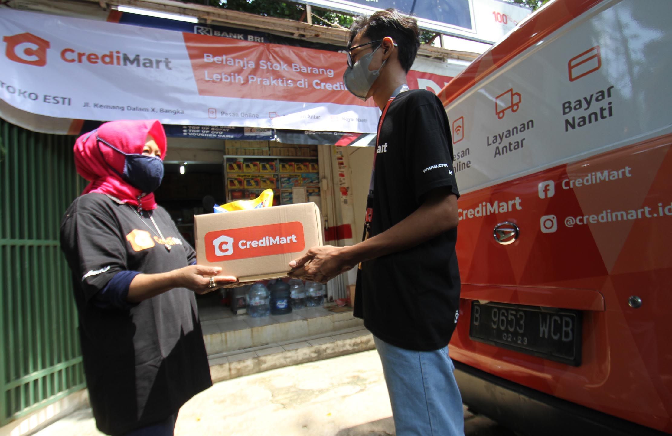 Toko grosir online berbasis web CrediMart mengantarkan pesanan kulakan Toko Esti di Kemang, Jakarta Selatan sebagai simbolis peluncuran resmi CrediMart oleh CrediBook ,Rabu 1 September 2021. Foto : Panji Asmoro/TrenAsia