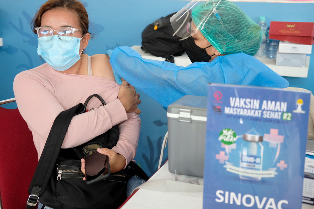 Warga mengikuti vaksinasi yang di gelar oleh Himpunan Pengusaha Muda Indonesia (HIPMI) di Pasar Ikan Modern, Muara Baru, Jakarta Utara, Kamis, 2 September 2021. Foto: Ismail Pohan/TrenAsia