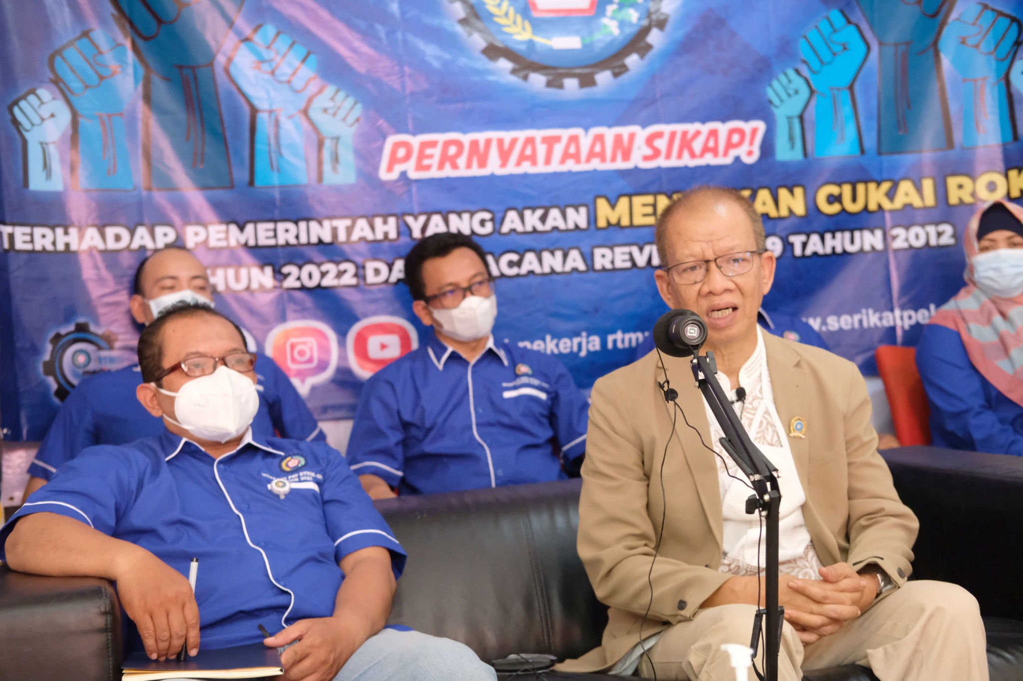 Ketua Umum Federasi Serikat Pekerja Rokok Tembakau Makanan Minuman Serikat Pekerja Seluruh Indonesia (FSP-RTMM-SPSI) Sudarto (kanan) menyampaikan pernyataan sikap menolak kenaikan Cukai Hasil Tembakau (CHT) di Jakarta, Kamis, 2 September 2021. Foto: Ismail Pohan/TrenAsia