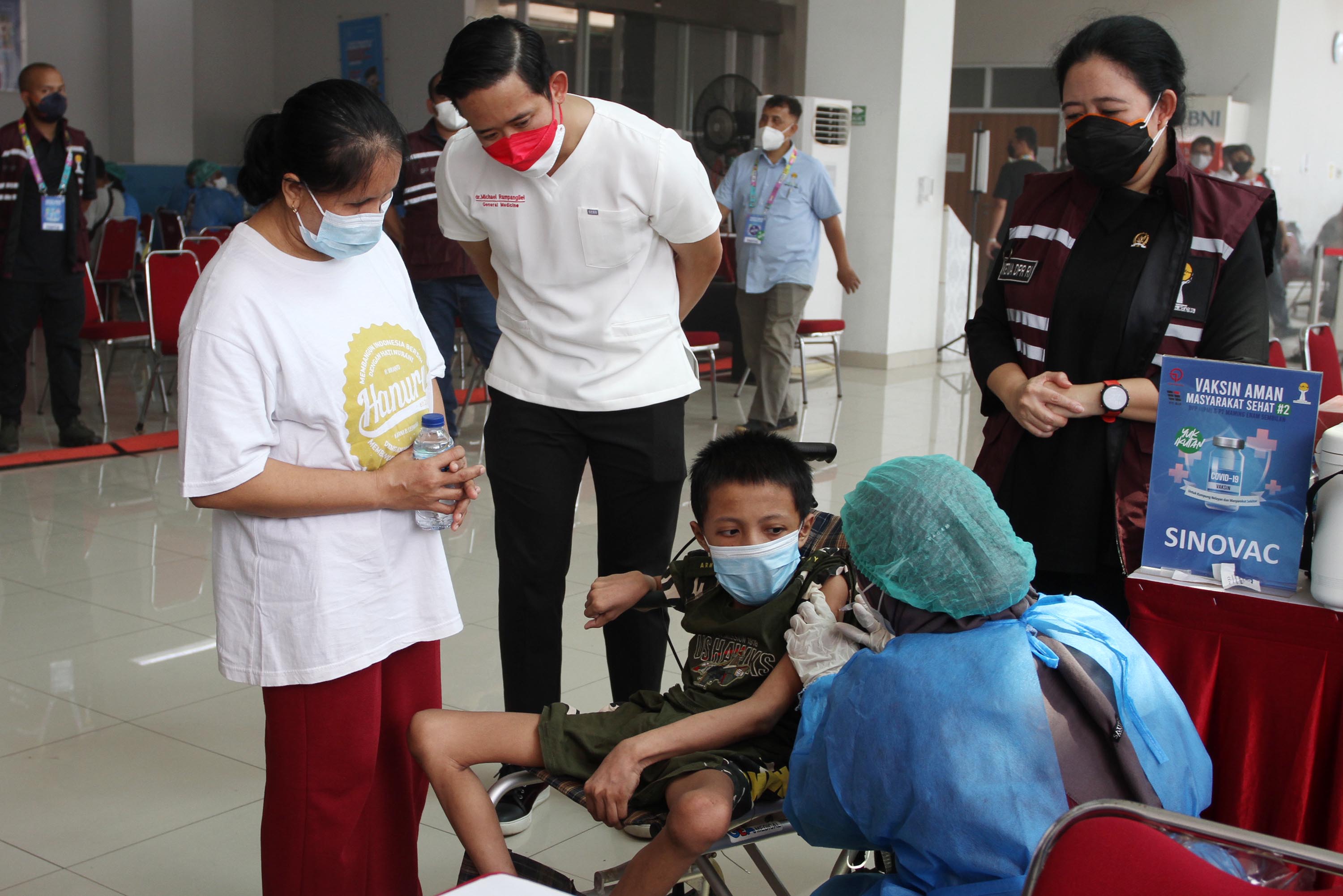 Ketua DPR RI Puan Maharani saat mengunjungi sentra vaksinasi yang digelar HIPMI di Pasar Ikan Modern Muara Baru Jakarta Utara, Kamis 2 September 2021. Foto : Ismail Pohan/TrenAsia