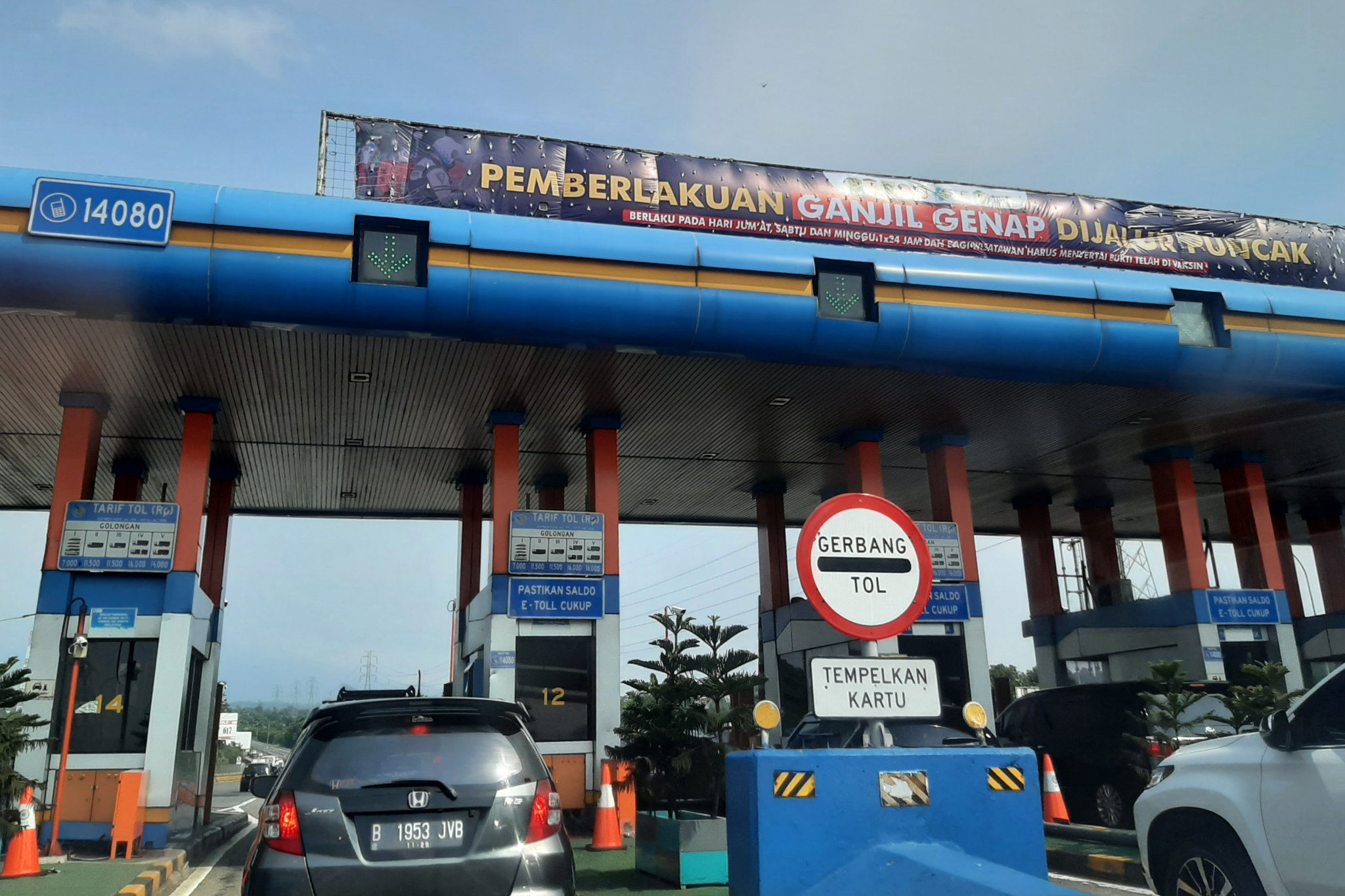 Spanduk pemberlakuan ganjil genap di jalur puncak terpasang diatas pintu tol Ciawi, Kabupaten Bogor, Jawa Barat, Jumat, 3 September 2021. Foto: Ismail Pohan/TrenAsia