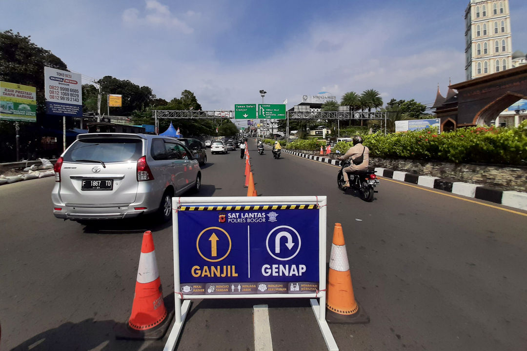 Kemdaraan melintas di area uji coba penerapan sistem ganjil genap di Jalan Raya Puncak, Gadog, Ciawi, Kabupaten Bogor, Jawa Barat, Jumat, 3 September 2021. Foto: Ismail Pohan/TrenAsia