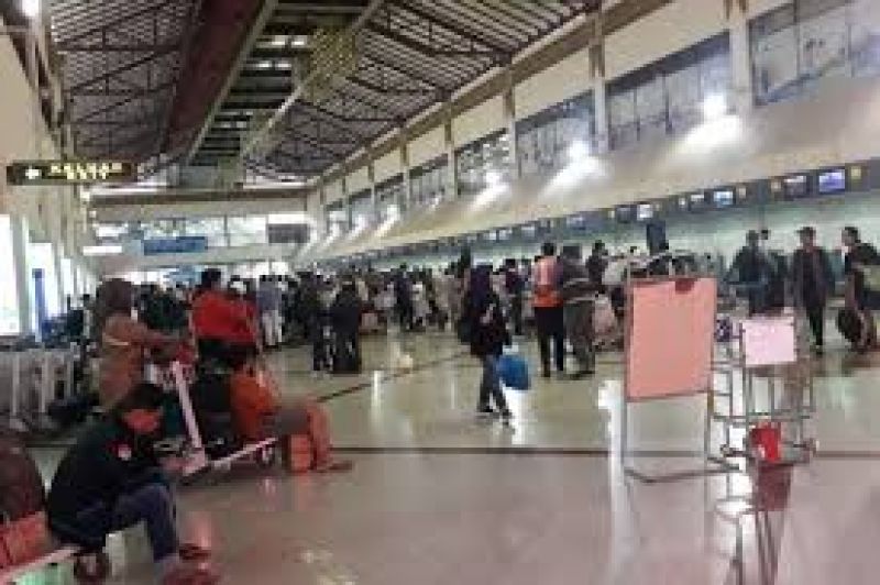 Penumpang di Bandara Juanda Surabaya di Sidoarjo