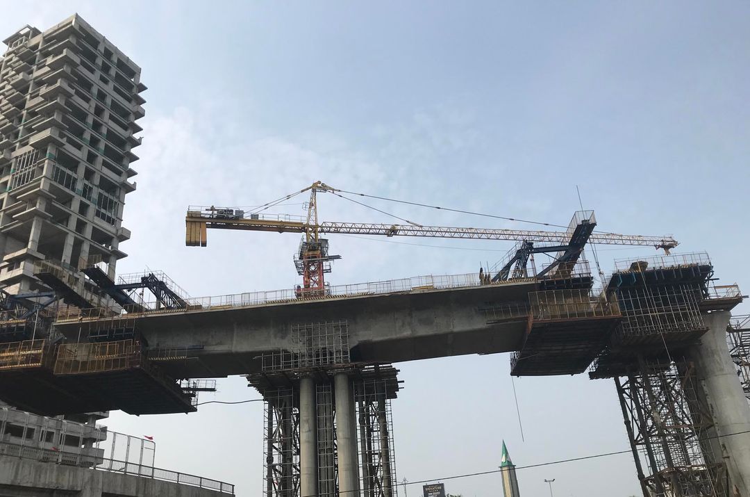 Nampak sejumlah pekerja tengah menyelesaikan proyek kereta cepat Jakarta Bandung di kawasan Cikunir Bekasi, Jumat 3 September 2021. Foto : Panji Asmoro/TrenAsia