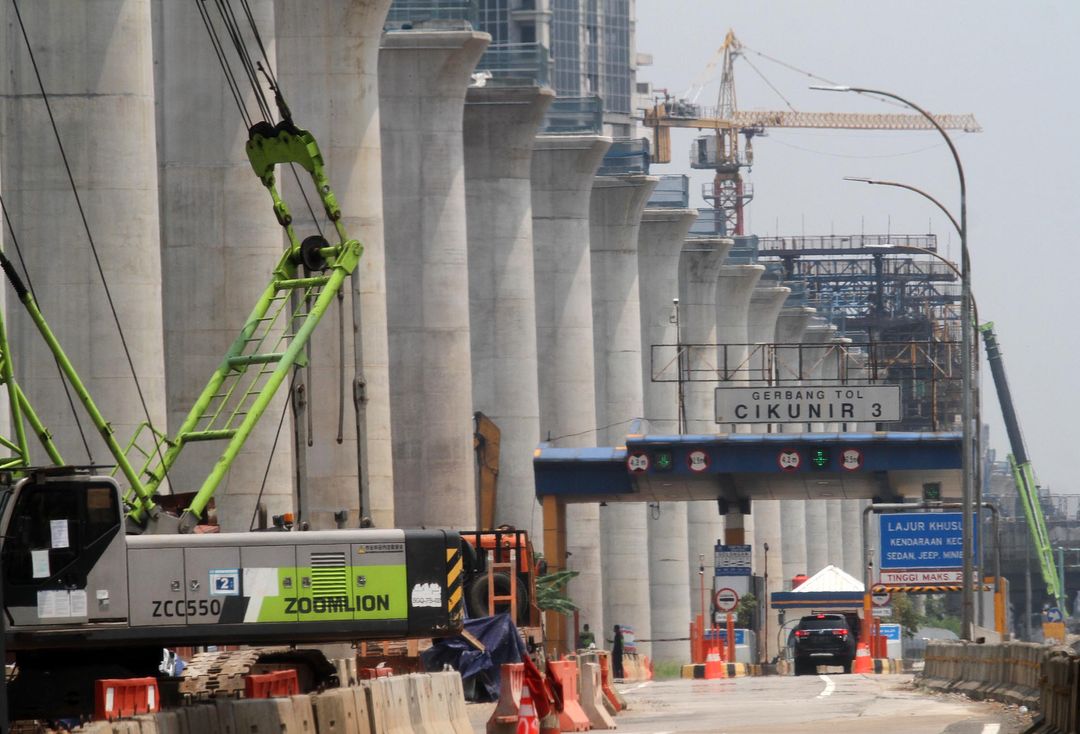 Nampak sejumlah pekerja tengah menyelesaikan proyek kereta cepat Jakarta Bandung di kawasan Cikunir Bekasi, Jumat 3 September 2021. Foto : Panji Asmoro/TrenAsia