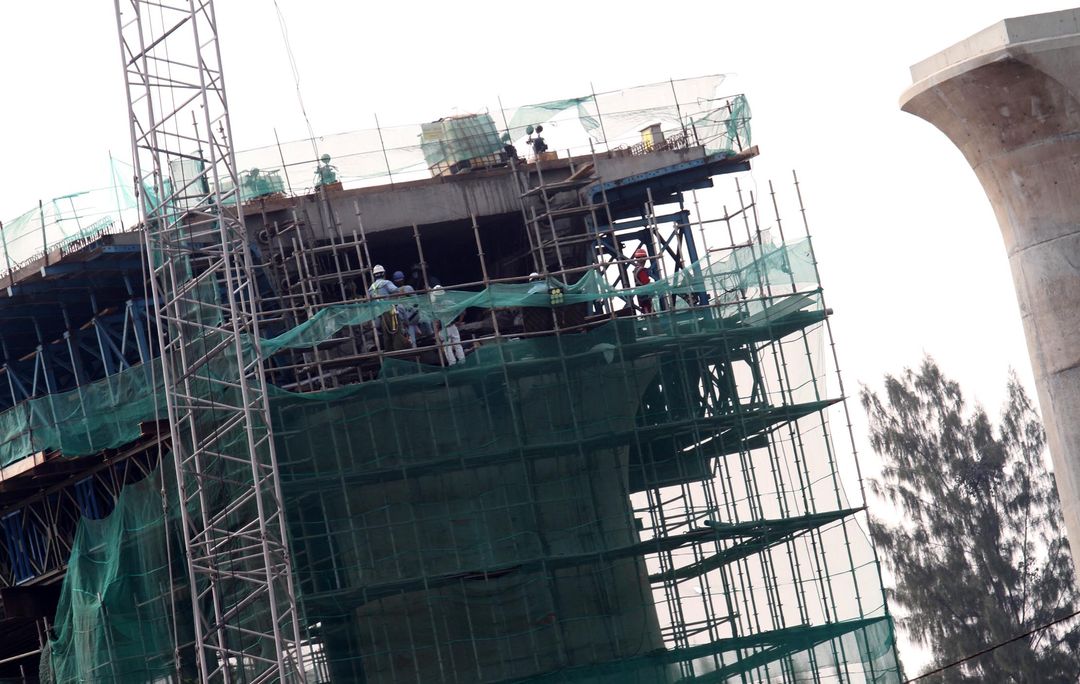 Nampak sejumlah pekerja tengah menyelesaikan proyek kereta cepat Jakarta Bandung di kawasan Cikunir Bekasi, Jumat 3 September 2021. Foto : Panji Asmoro/TrenAsia