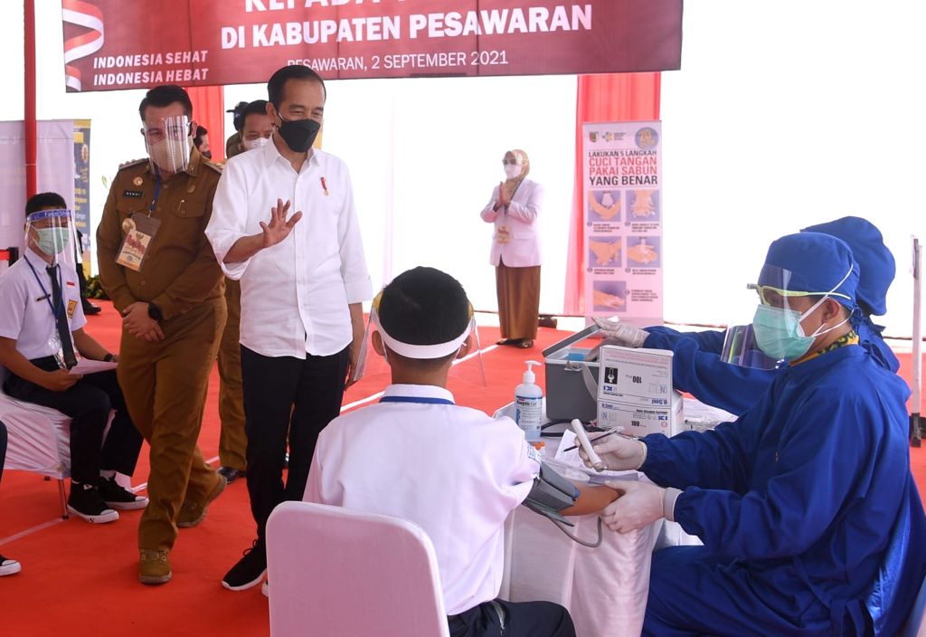 Presiden Joko Widodo saat meninjau pelaksaan vaksinasi Covid-19 untuk pelajar di Kabupaten Pesawaran, Lampung, Kamis (2/9/2021).