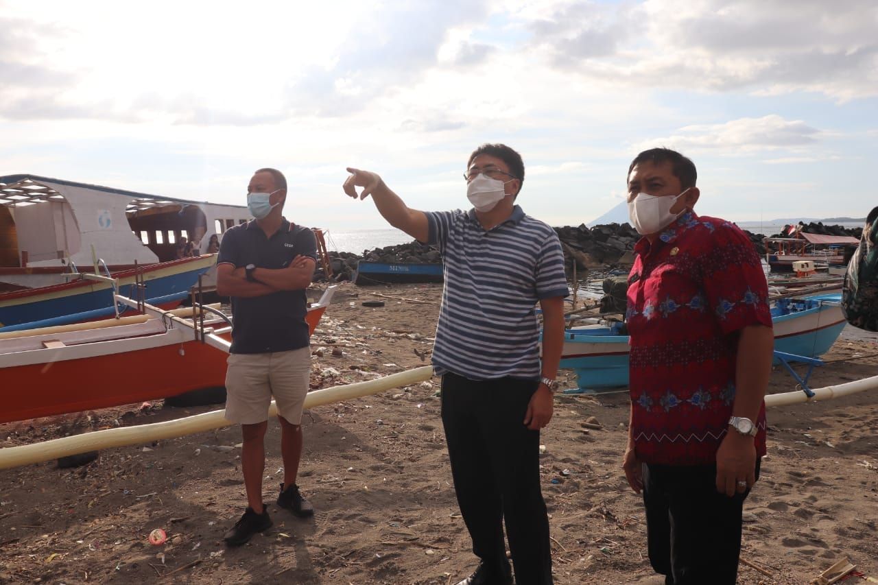 Wali Kota Manado, Andrei Angouw saat meninjau tambahan perahu di Karangria. (Foto:Istimewa)