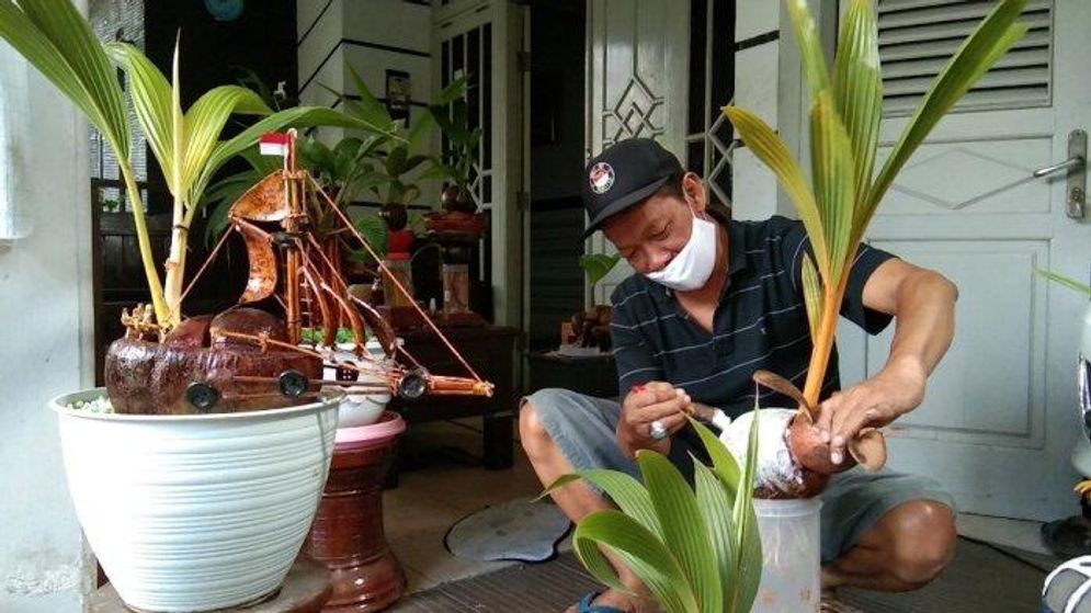 puji-hartono-menunjukan-cara-mengukir-bonsai-kelapa.jpg