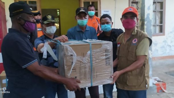 Ketua BPBD Provinsi NTT Serahkan Bantuan kepada  Korban Banjir Bandang di Malapedho, Ngada