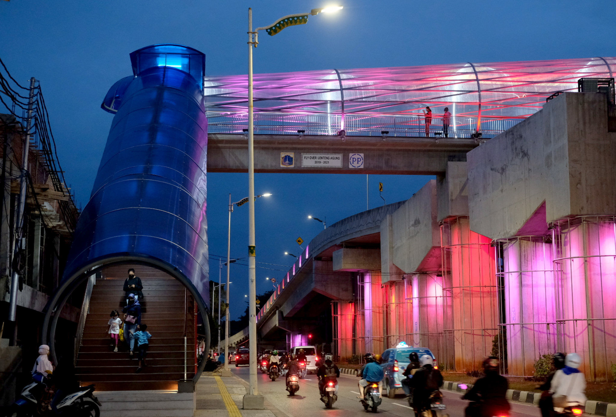 Suasana warna warni lampu di Jembatan Penyeberangan Orang (JPO) lintas atas Lenteng Agung, Jakarta Selatan, Senin, 6 September 2021. Foto: Ismail Pohan/TrenAsia