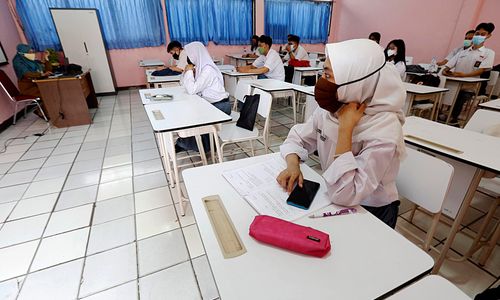 Senangnya Siswa Mulai Belajar Tatap Muka - Panji 2.jpg