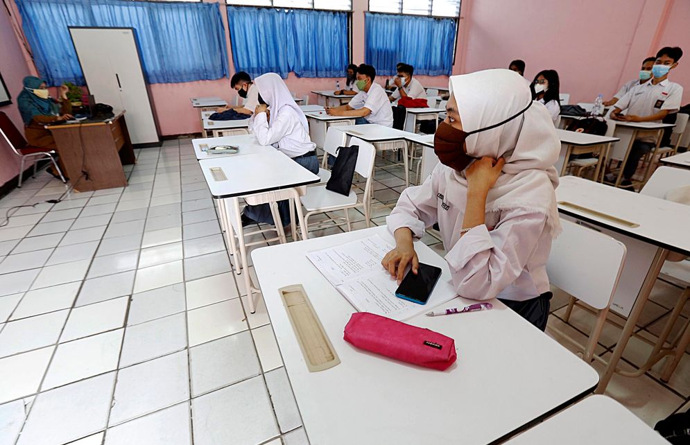 Senangnya Siswa Mulai Belajar Tatap Muka - Panji 2.jpg