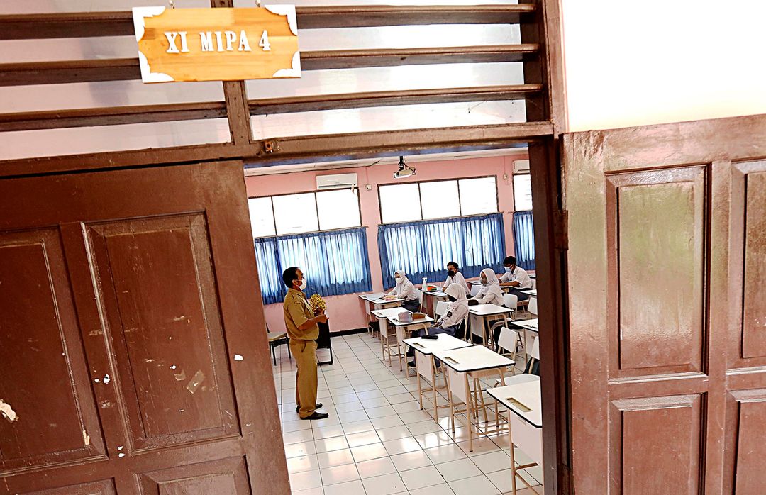 Sejumlah siswa saat mengikuti pembelajaran tatap muka terbatas dengan prokes ketat secara bergiliran di SMAN 1 Kota Tangerang, Senin 6 September 2021. Foto : Panji Asmoro/TrenAsia