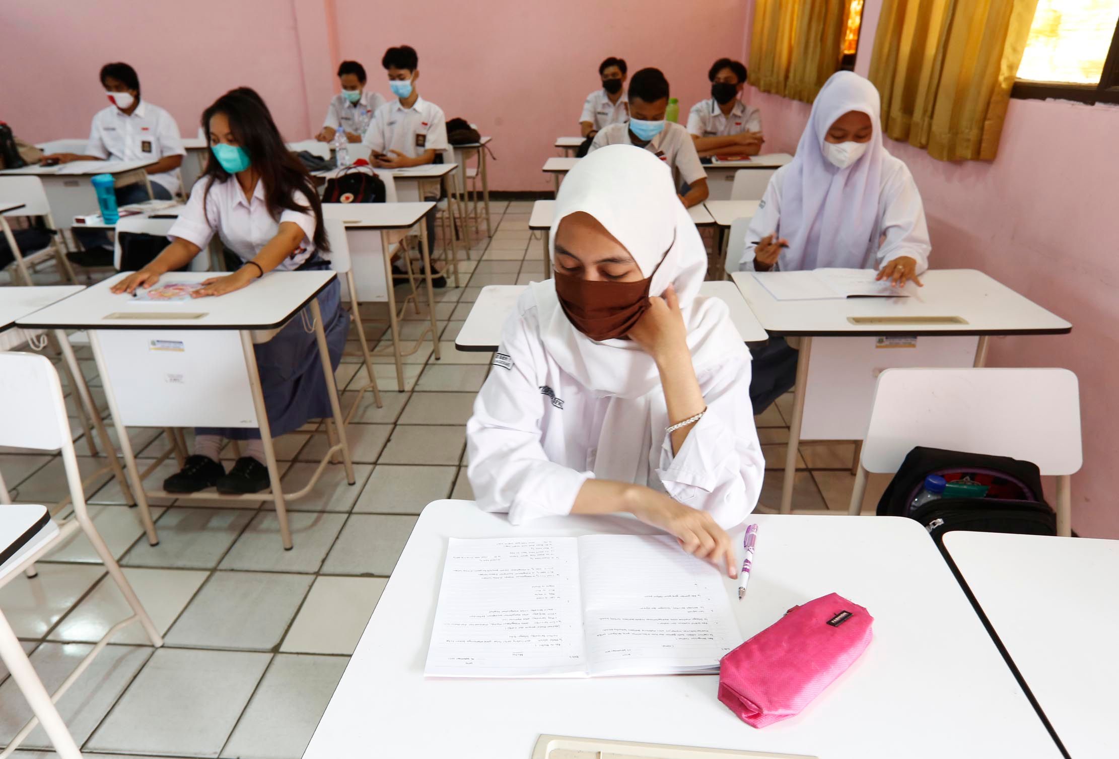 Sejumlah siswa saat mengikuti pembelajaran tatap muka terbatas dengan prokes ketat secara bergiliran di SMAN 1 Kota Tangerang, Senin 6 September 2021. Foto : Panji Asmoro/TrenAsia