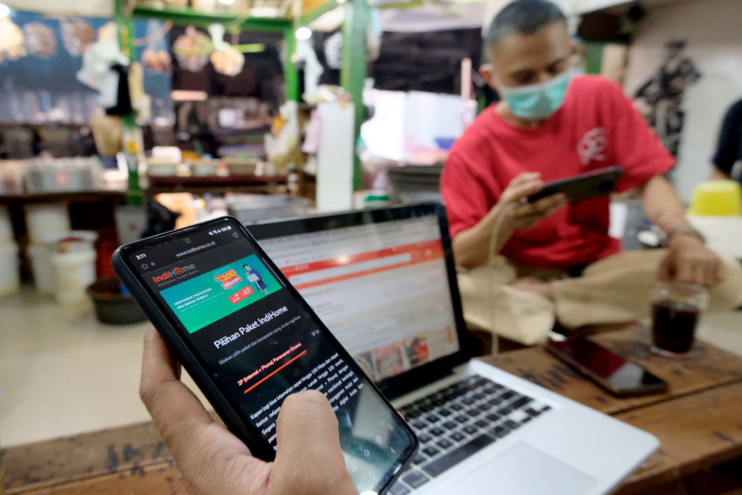 Pedagang mengoperasikan gawai di salah kios pasar tradisional kawasan Pasar Minggu, Jakarta, Selasa, 7 September 2021. Foto: Ismail Pohan/TrenAsia