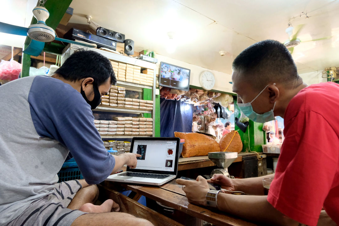 Pedagang mengoperasikan gawai di salah kios pasar tradisional kawasan Pasar Minggu, Jakarta, Selasa, 7 September 2021. Foto: Ismail Pohan/TrenAsia