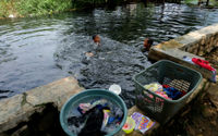 Sejumlah anak bermain di kali yang berwana hitam dan berbau tak sedap di Desa Sukaraya, Karangbahagia, Kabupaten Bekasi, Jawa Barat, Selasa, 7 November 2021. Foto: Ismail Pohan/TrenAsia