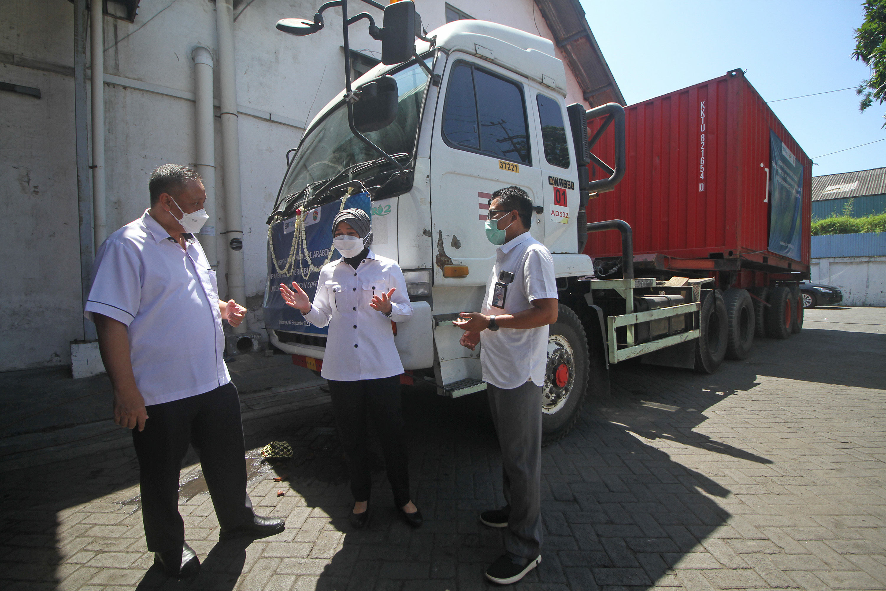 Direktur PT Perkebunan Nusantara XII, Siwi Peni (tengah) saat seremonial pelepasan 18 ton kopi PTPN XII ke Inggris.