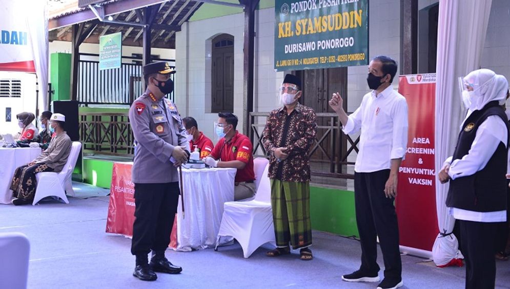 KAPOLRI WITH PRESIDEN PANTAU VAKSIN.jpg