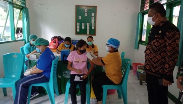 Bupati Sikka Tinjau Langsung Kegiatan Vaksinasi Tahap I di Koramil Kota 1603/01 Alok