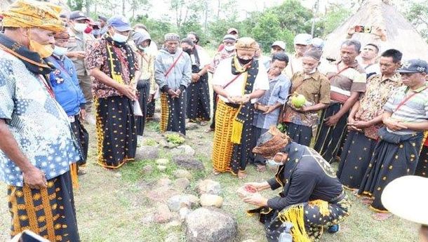 Bupati Don Letakan Batu Pertama Pelataran Kampung Tradisional Kawa, Labolewa