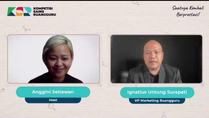 Ignatius Untung Suropati (kanan) saat memberi penjelasan Kompetisi Sains Ruangguru (KSR)