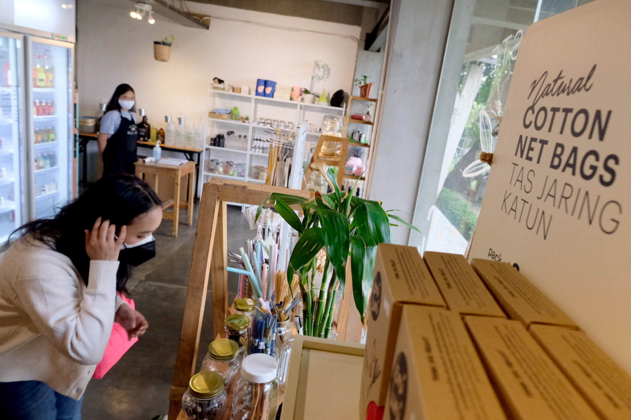 Pelanggan melihat produk yang dijual di toko Naked Inc yang ramah lingkungan dengan konsep belanja bebas plastik di kawasan Kemang Timur,  Jakarta, Kamis, 9 September 2021. Foto: Ismail Pohan/TrenAsia