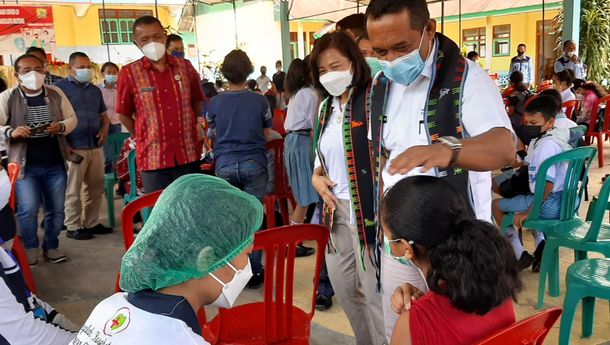 Bupati Manggarai Pantau Pelaksanaan Vaksinasi Pelajar di SMPK Immaculata-Ruteng