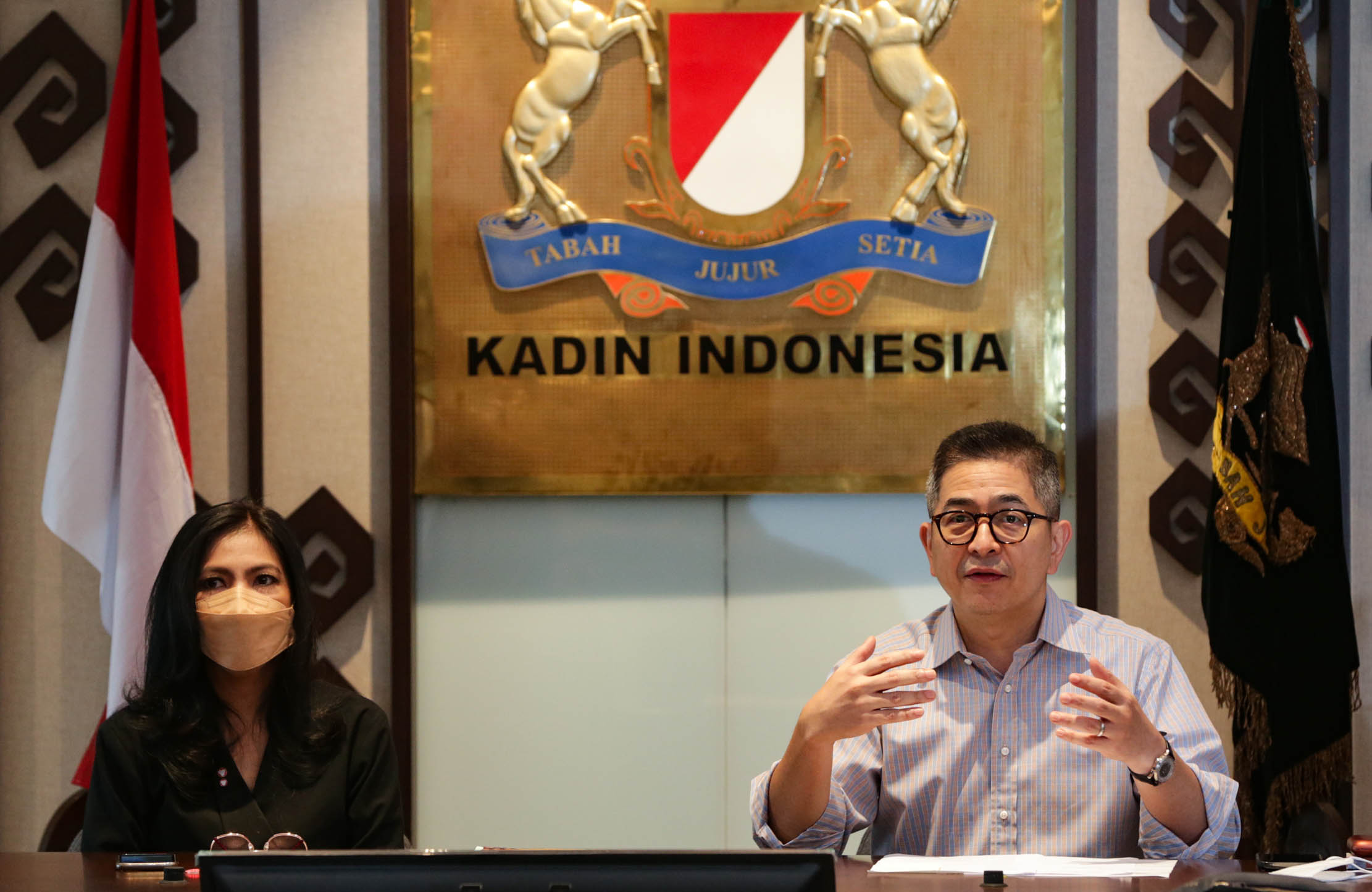 Direktur PT HM Sampoerna Tbk. Elvira Lianita (kiri) usai menyerahkan donasi secara simbolis kepada Ketua Umum Kamar Dagang dan Industri (KADIN) Indonesia Arsjad Rasjid di Jakarta 10 September 2021. Foto : Panji Asmoro/TrenAsia