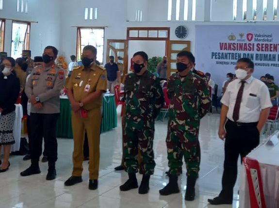 Gubernur Sulut, Olly Dondokambey bersama Forkopimda dan tokoh agama dalam kegiatan vaksinasi merdeka di gereja Sentrum Langowan. (Foto:Istimewa)