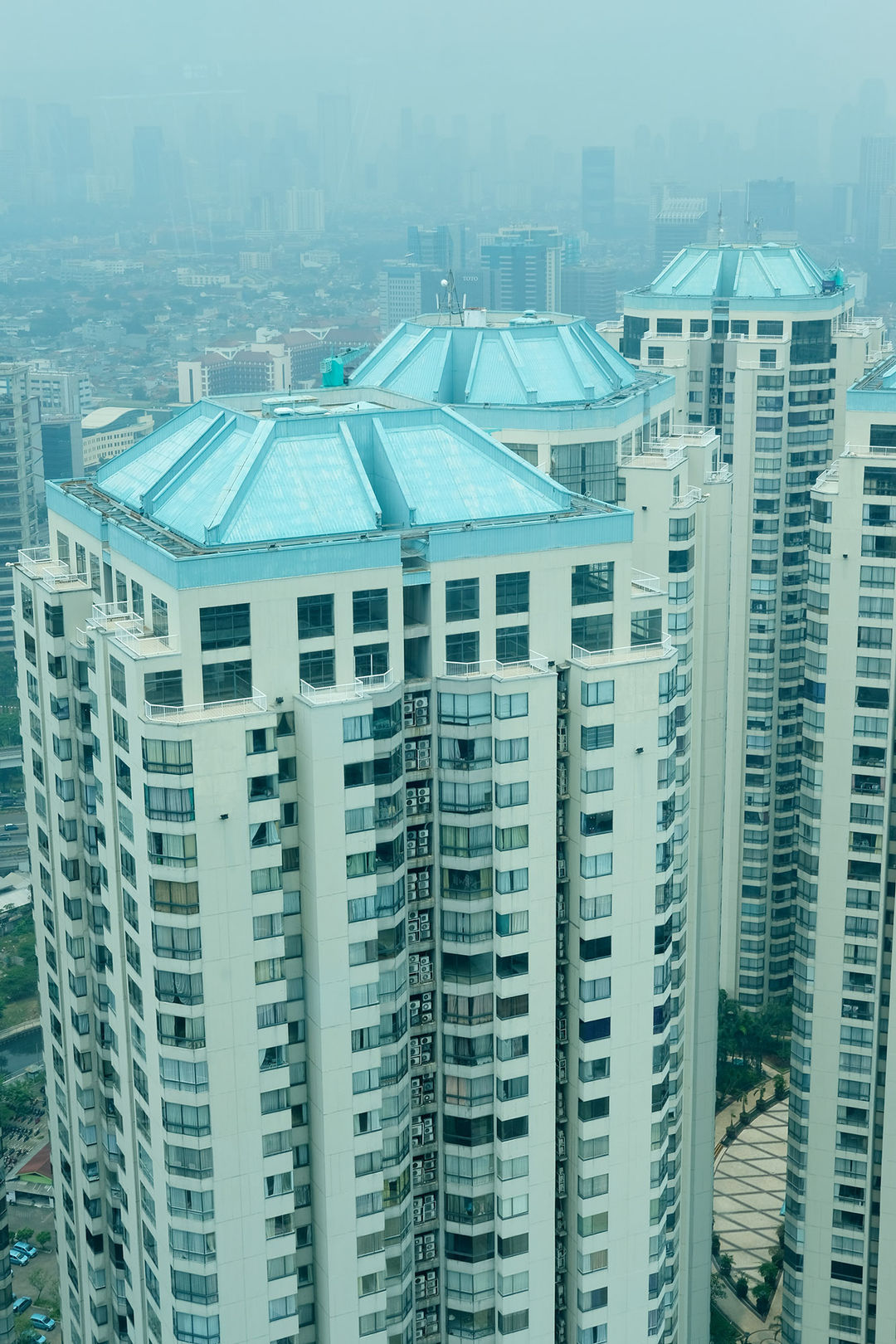 Suasana deretan gedung apartemen di kawasan Jakarta Barat, Sabtu, 11 September 2021. Foto: Ismail Pohan/TrenAsia