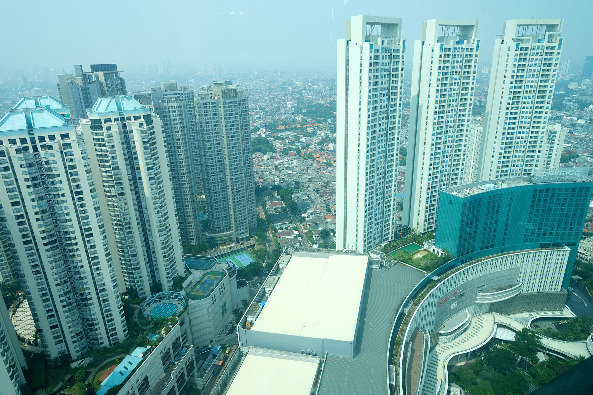 Suasana deretan gedung apartemen di kawasan Jakarta Barat, Sabtu, 11 September 2021. Foto: Ismail Pohan/TrenAsia