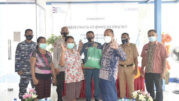 PT Pelindo III Bagikan 800 Paket Sembako untuk Para Tenaga Bongkar Muat di Pelabuhan Laurens Say Maumere