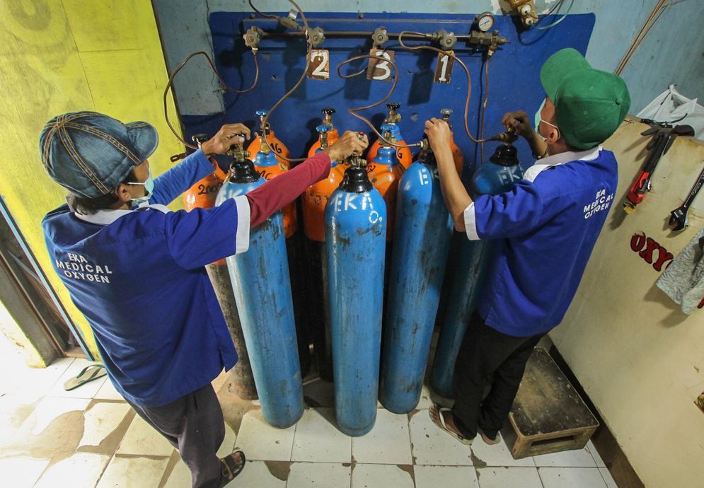 Pekerja mengisi ulang tabung oksigen medis di salah satu agen isi ulang oksigen di Kawasan Cipondoh, Kota Tangerang, Senin 28 Juni 2021. 