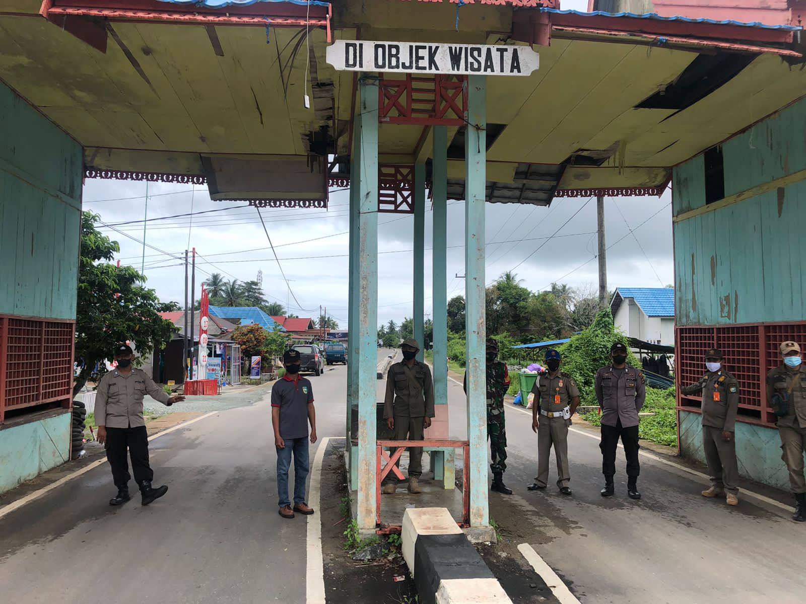 Aparat gabungan tengah berjaga di pos penyekatan, Sabtu (11/9/2021) 