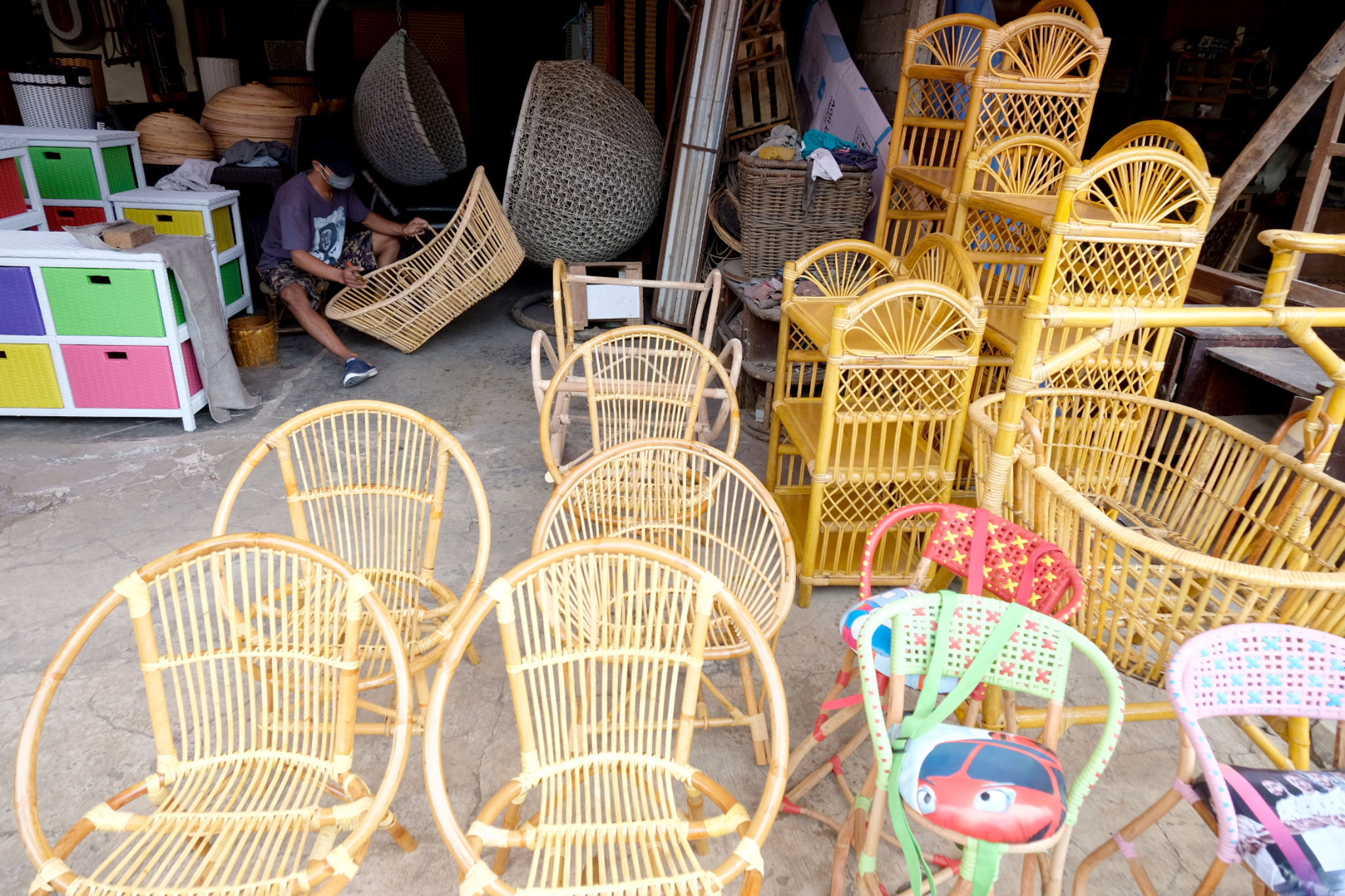 Pekerja menyelesaikan pembuatan produk di kios sentra kerajinan berbahan rotan di kawasan Pondok Gede, Jakarta Timur, Senin, 13 September 2021. Foto: Ismail Pohan/TrenAsia